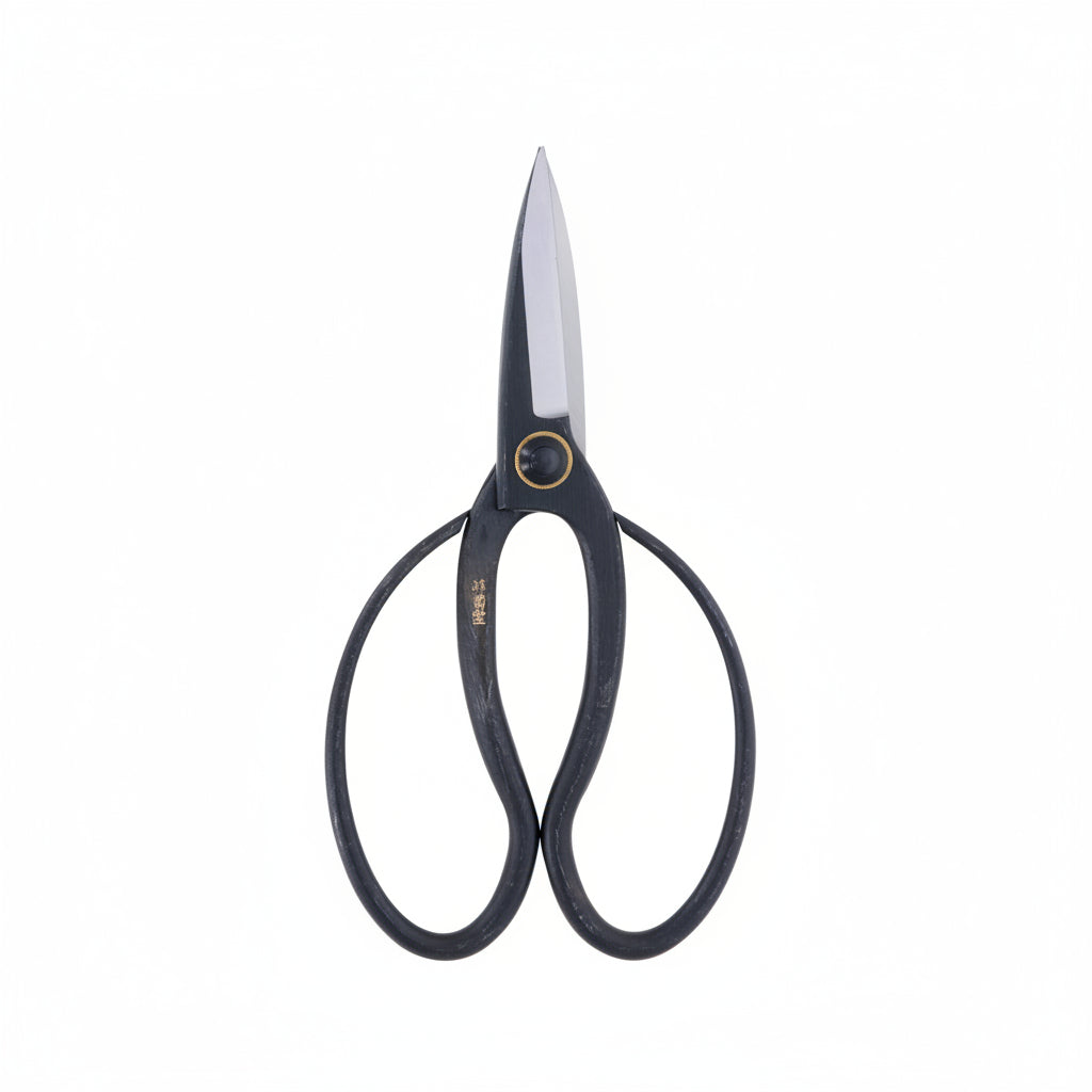 Black-handled scissors with a metallic blade on a white background Aogami-stål