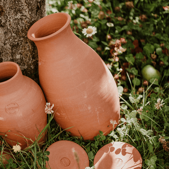 Bæredygtig vanding til haven – håndlavet terrakottakrukke i flere størrelser - Snedkerværktøj