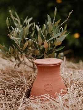 Bæredygtig vanding til haven – håndlavet terrakottakrukke i flere størrelser - Snedkerværktøj